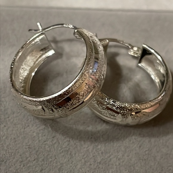 925 Sterling Silver textured Hoop Earrings - Picture 5 of 6